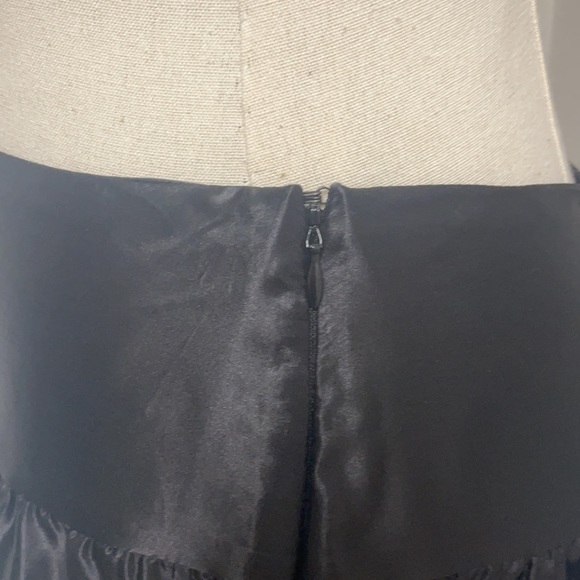 GUESS NWT SIZE M BLACK SATIN RUFFLE MINI SKIRT - Picture 4 of 11